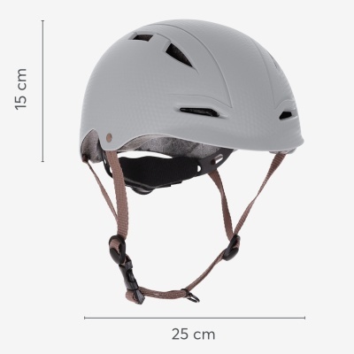 Capacete cinzento com alças castanhas e fivela preta em fundo branco