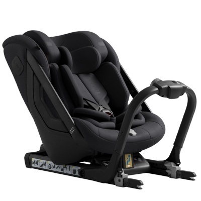 Cadeira auto infantil preta com cintos e base ISOFIX