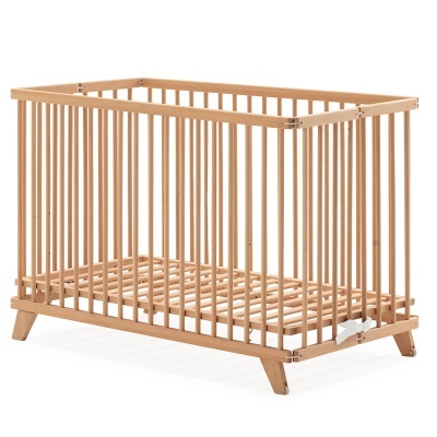 Berço de bebé em madeira clara com grades verticais