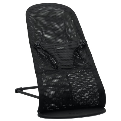 Cadeira de descanso preta em tecido de malha respirável com estrutura metálica