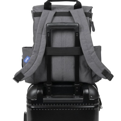 Mochila cinzenta presa a mala preta de viagem rígida