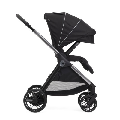 Carrinho de bebé preto com toldo escuro e estrutura metálica cinzenta.