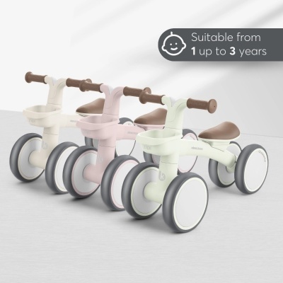 Três bicicletas de brincar infantis em tons pastel com assentos castanhos