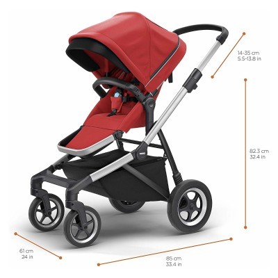 Carrinho de bebé vermelho com estrutura metálica cinza e cesto de arrumação preto
