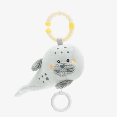 Pelúcia de foca cinzenta com argolas amarela e branca.