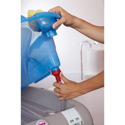 Balde azul com dispositivo de saída de líquido vermelho sendo manuseado junto a lavatório branco