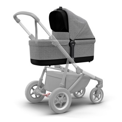 Carrinho de bebé cinza com estrutura metálica e guarda-sol