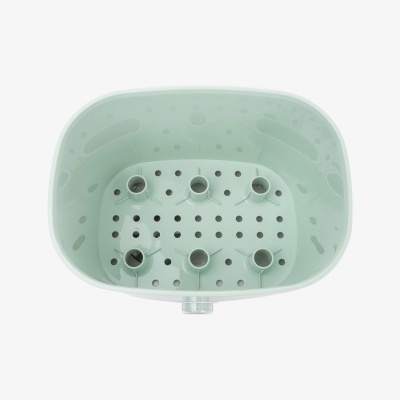 Balde de plástico verde claro com furos e suportes cilíndricos vista de cima