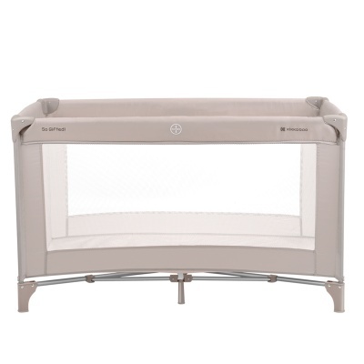 Berço de viagem bege com laterais em rede branca e texto impresso