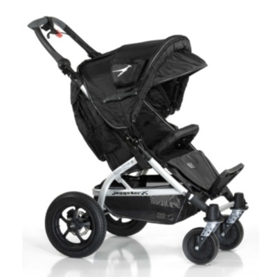 Carrinho de bebé preto com estrutura metálica prateada e rodas grandes e pequenas