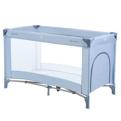 Berço portátil azul claro com laterais em rede branca