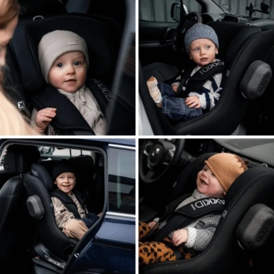 Crianças em cadeiras auto pretas AXKID com arnês, dentro de carros, usando gorros de malha.