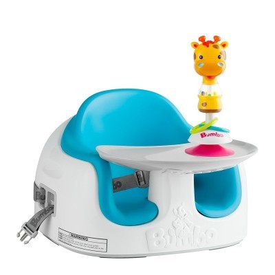 Cadeira de bebé Bumbo branca com assento azul e brinquedo de girafa