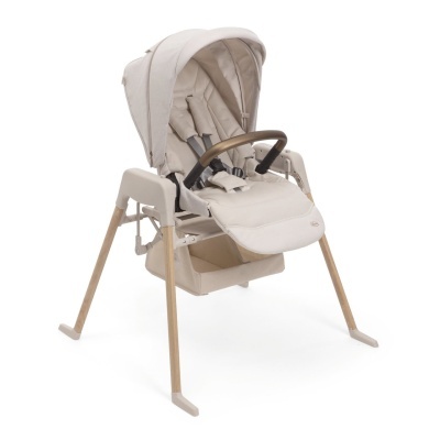 Cadeira alta para bebé bege com estrutura metálica e pernas de madeira