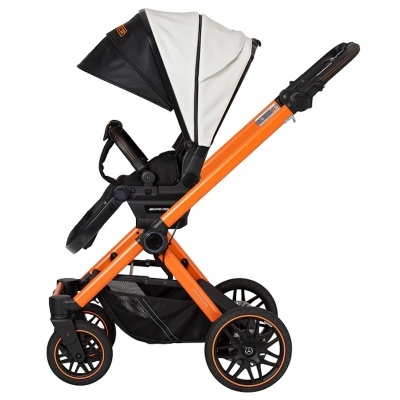 Carrinho de bebé laranja e preto com capa branca