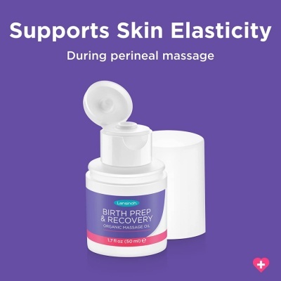 Frasco de óleo de massagem orgânico Birth Prep & Recovery com tampa aberta e texto promocional em fundo lilás