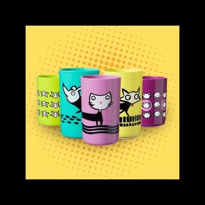 Cinco copos coloridos com desenhos de animais em preto e branco sobre fundo amarelo pontilhado