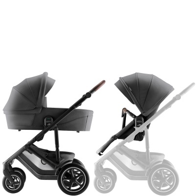 Carrinho de bebé preto com capota cinza escuro e punho castanho