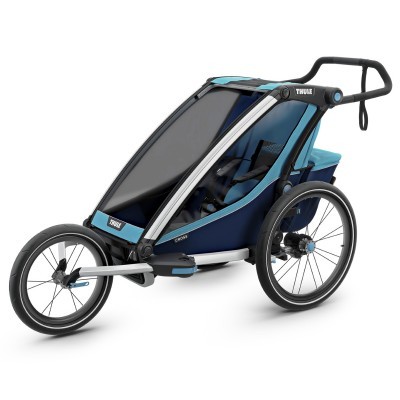 Carrinho de criança Thule azul com três rodas e cobertura transparente