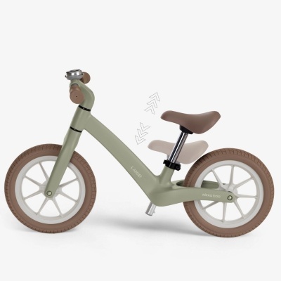 Bicicleta de equilíbrio verde e castanha com campainha e pneus castanhos