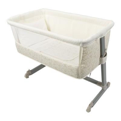 Berço para bebé branco com estrutura cinza e padrão floral bege