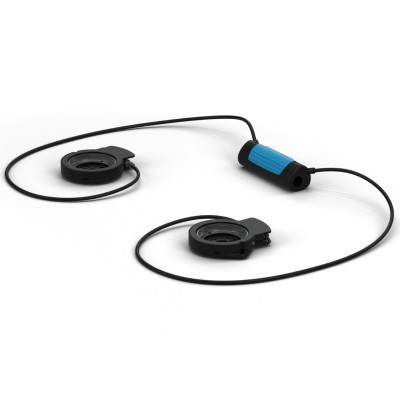 Dispositivo preto com dois elementos circulares ligados por cabo com peça azul