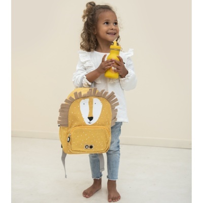 Criança com mochila amarela de leão e garrafa amarela em fundo claro