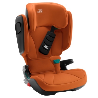Cadeira auto infantil laranja com cintos de segurança preto e marca britax römer