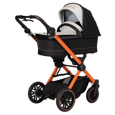 Carrinho de bebé preto e laranja com capota e cesto inferior