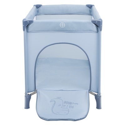 Berço portátil azul claro com rede frontal e desenho de cisne