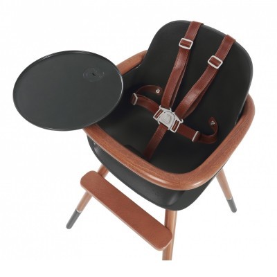Cadeira alta de bebé preta com arnês castanho e estrutura em madeira