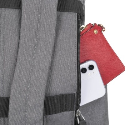 Mochila cinzenta com telemóvel branco e carteira vermelha no bolso