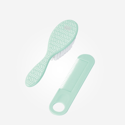 Escova azul-pálido com cerdas brancas e pente azul-pálido com dentes finos