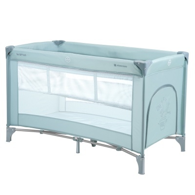 Berço de viagem azul claro com laterais em rede branca e estrutura cinza