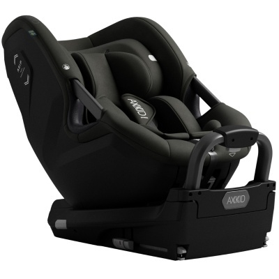 Cadeira auto preta AXXKID com arnês acolchoado e base rígida