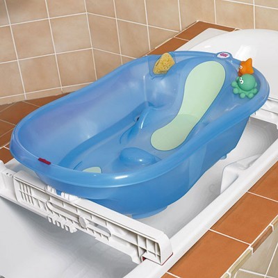 Banheira plástica azul para bebé com almofada verde e brinquedos coloridos