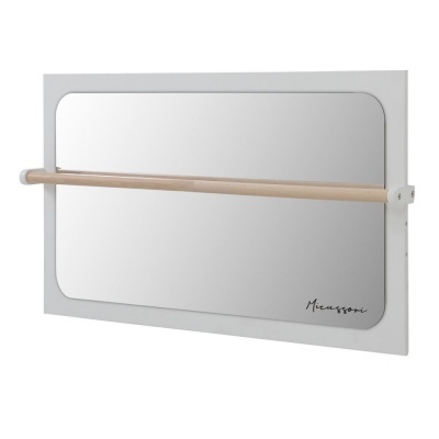 Espelho rectangular com moldura branca e barra de madeira clara