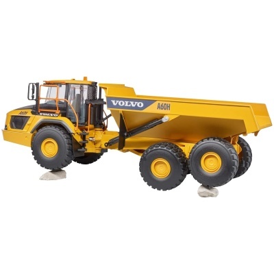 Modelo de camião Volvo A60H amarelo em fundo branco