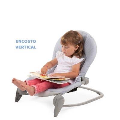 Criança sentada em cadeirão cinzento lendo um livro com o texto ENCOSTO VERTICAL ao lado.