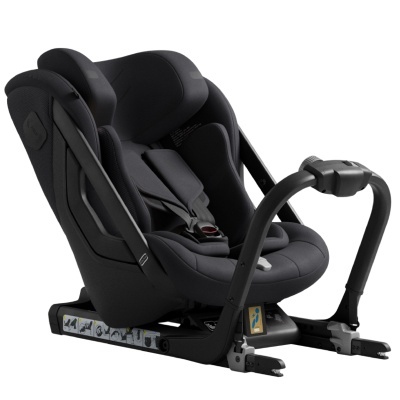 Cadeira auto infantil preta com cinto e base ISOFIX