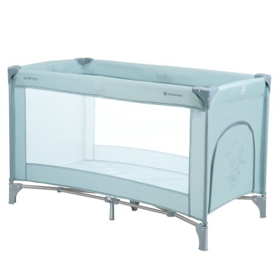 Berço portátil azul claro com laterais em rede e texto CAM