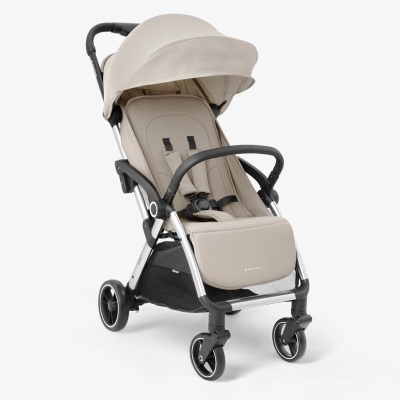 Carrinho de bebé bege com estrutura metálica prata e rodas pretas