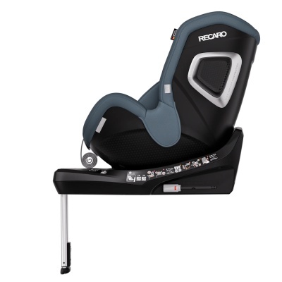 cadeira auto infantil Recaro azul e preta com suporte metálico ajustável