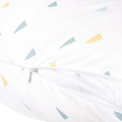 Capa de almofada branca com padrão de triângulos coloridos e fecho de correr