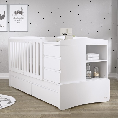 Berço branco multifuncional com gavetas e prateleiras em quarto com papel de parede cinza com pontos pretos