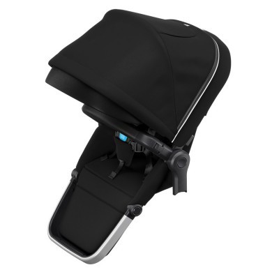 Carrinho de bebé preto com capota e estrutura prateada
