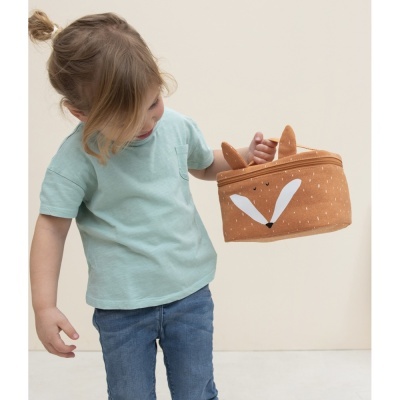 Criança com mochila castanha de raposa com orelhas 3D