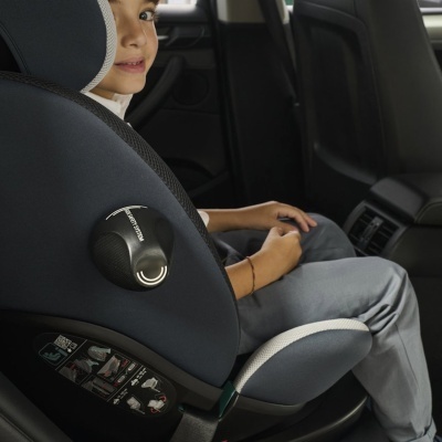 Cadeira auto para criança azul escura com selo SIDE SAFETY SYSTEM instalada no carro.