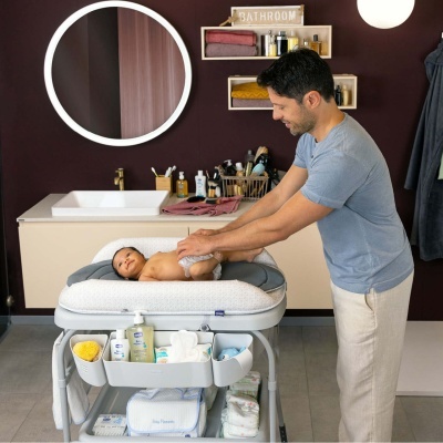 Muda-fraldas Chicco para bebé com almofada acolchoada e prateleiras com artigos de higiene e cuidados para bebé