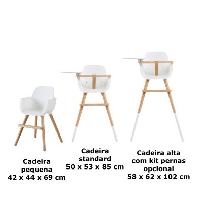 Três cadeiras para bebés de diferentes tamanhos com pernas de madeira clara e bandejas brancas.